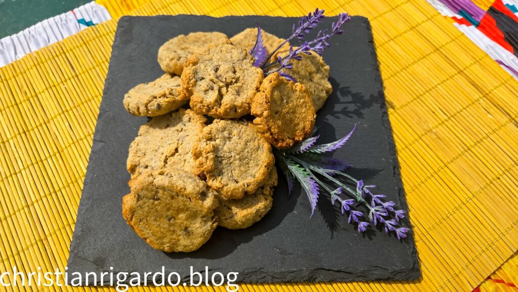 Biscotti morbidi all'avena e fiori di lavanda