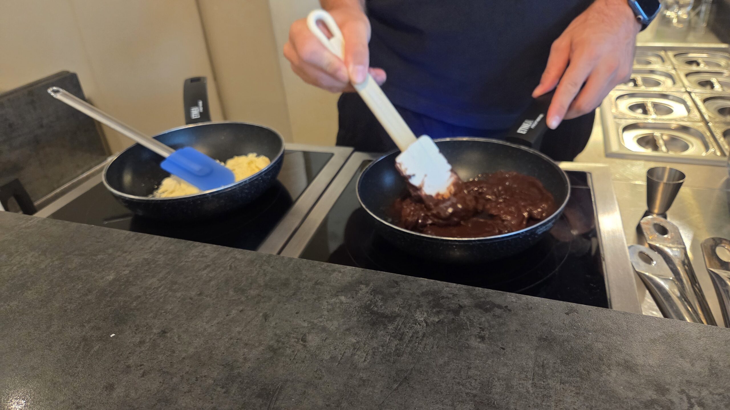 Enrietto - La preparazione dell'accompagnamento al gelato. Trovi preparazioni del genere in altre gelaterie?
