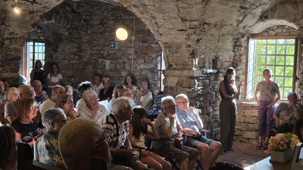 La sala gremita di gente