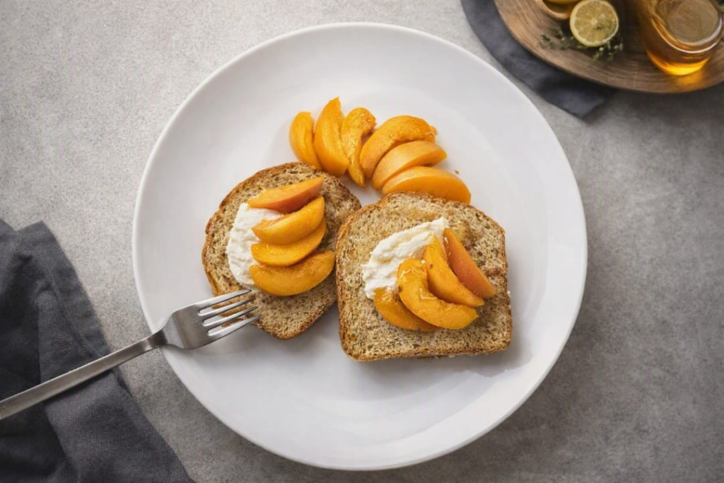 Pane in cassetta con ricotta e albicocche